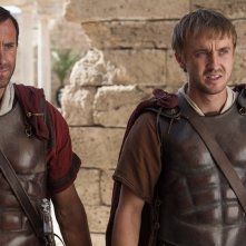 Risorto: Tom Felton e Joseph Fiennes in una scena del film