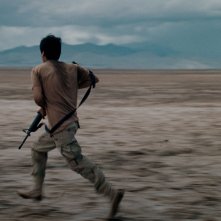 Soy Nero: Johnny Ortiz corre con un fucile in mano