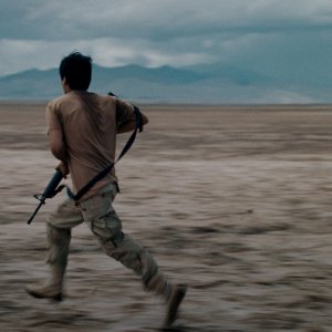 Soy Nero: Johnny Ortiz corre con un fucile in mano