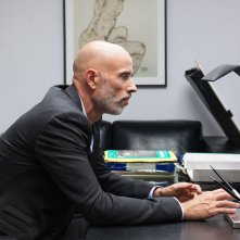 	Boris Sans Béatrice - James Hyndman seduto nel suo ufficio