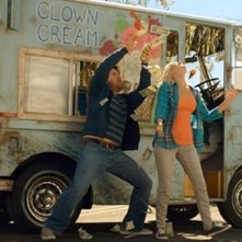 Oliver, Stoned: Seth Cassell e Brea Grant in una scena del film