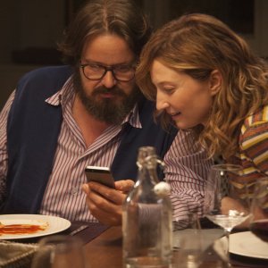 Perfetti sconosciuti: Giuseppe Battiston e Alba Rohrwacher in una scena del film