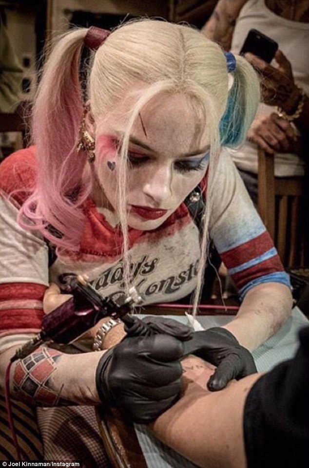 Margot Robbie impegnata nella realizzazione di un tatuaggio sul set di Suicide Squad