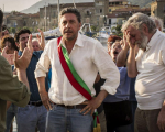 Sergio Castellitto è Il Sindaco Pescatore nel film in onda su Raiuno