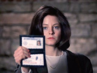 Primo piano di Jodie Foster in una scena de IL SILENZIO DEGLI INNOCENTI