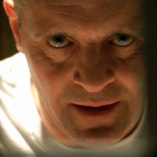 Un intenso primo piano di Anthony Hopkins in una scena de Il silenzio degli innocenti