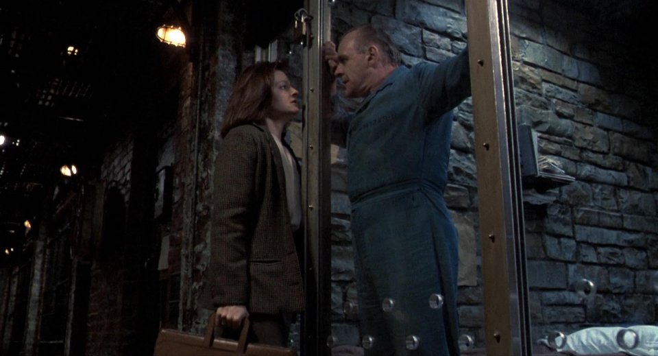 Jodie Foster e Anthony Hopkins in una scena de IL SILENZIO DEGLI INNOCENTI