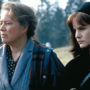 Dolorese Claiborne: Kathy Bates e Jennifer Jason Leigh in una scena