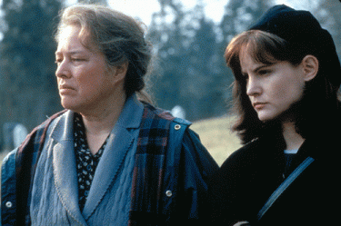 Dolorese Claiborne: Kathy Bates e Jennifer Jason Leigh in una scena