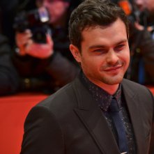 Berlino 2016: Alden Ehrenreich sul red carpet di Ave, Cesare!