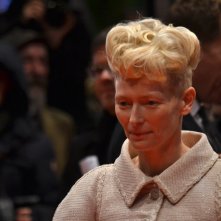 Berlino 2016: Tilda Swinton posa sul red carpet di Ave, Cesare!