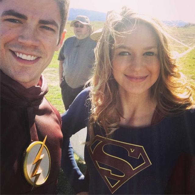 Supergirl: Grant Gustin e Melissa Benoist sul set del quattordicesimo episodio