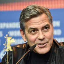 Ave, Cesare: un bel primo piano di George Clooney in conferenza a Berlino