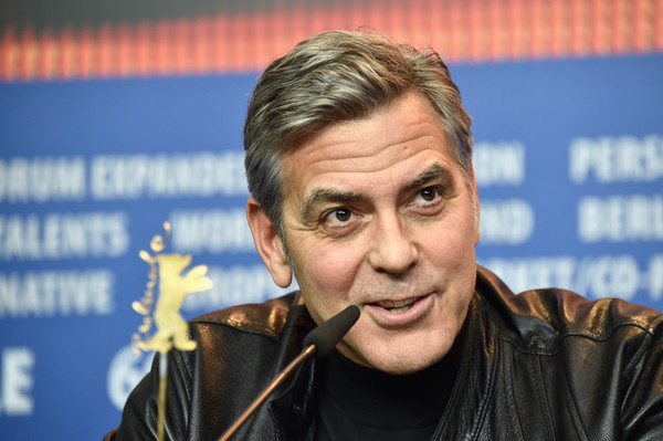 Ave, Cesare: un bel primo piano di George Clooney in conferenza a Berlino