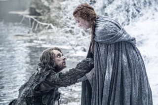 Il trono di spade: Alfie Allen e Sophie Turner in fuga nella première della sesta stagione