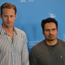Berlino 2016: Michael Peña e Alexander Skarsgård posano per i fotografi al photocall di War On Everyone