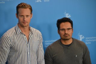 Berlino 2016: Michael Peña e Alexander Skarsgård posano per i fotografi al photocall di War On Everyone