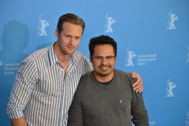 Berlino 2016: Michael Peña e Alexander Skarsgård in uno scattoal photocall di War On Everyone