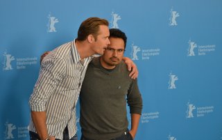 Berlino 2016: Michael Peña e Alexander Skarsgård scherzano al photocall di War On Everyone