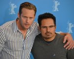Alexander Skarsgård e Michael Peña alla Berlinale: le foto
