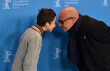 Berlino 2016: Gianfranco Rosi e Samuele Puccillo scherzano al photocall di Fuocoammare