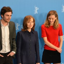 Berlino 2016: Mia Hansen-Løve, Roman Kalinka e Isabelle Huppert posano al photocall di Things To Come