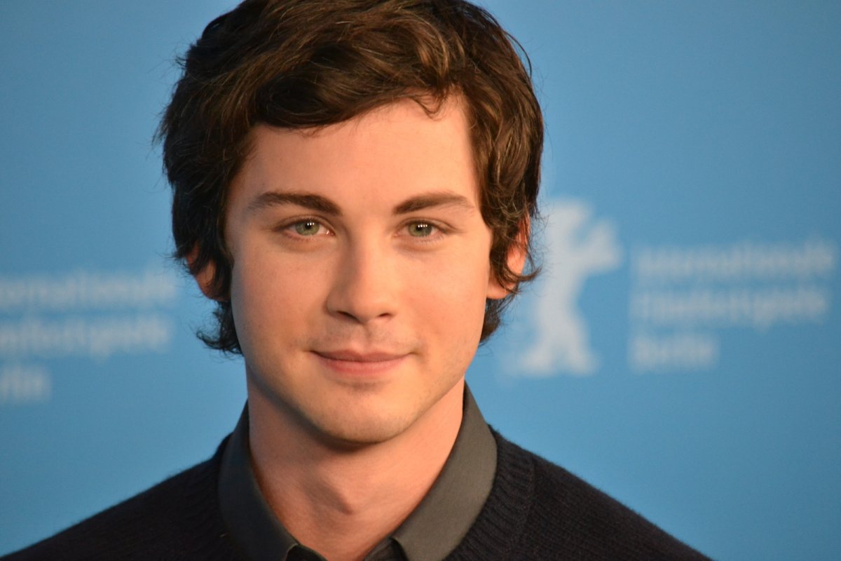 Phoebe Dynevor e Logan Lerman protagonisti della romcom The Threesome