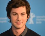 Phoebe Dynevor e Logan Lerman protagonisti della romcom The Threesome