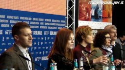 Julianne Moore e Greta Gerwig arrivano in sala conferenza a Berlino per Maggie's Plan