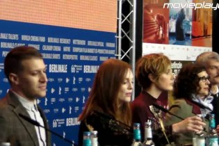 Julianne Moore e Greta Gerwig arrivano in sala conferenza a Berlino per Maggie's Plan