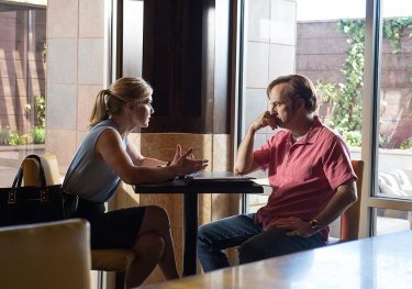 Better Call Saul: Rhea Seehorn insieme a Bob Odenkirk in una scena del primo episodio della seconda stagione, Switch