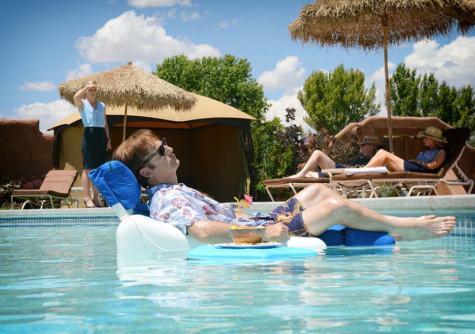 Better Call Saul: Rhea Seehorn e Bob Odenkirk in una scena dell'episodio Switch