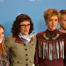 Berlino 2016: Rebecca Miller, Greta Gerwig, Julianne Moore e il produttore Damon Cardasis al photocall di Maggie's Plan