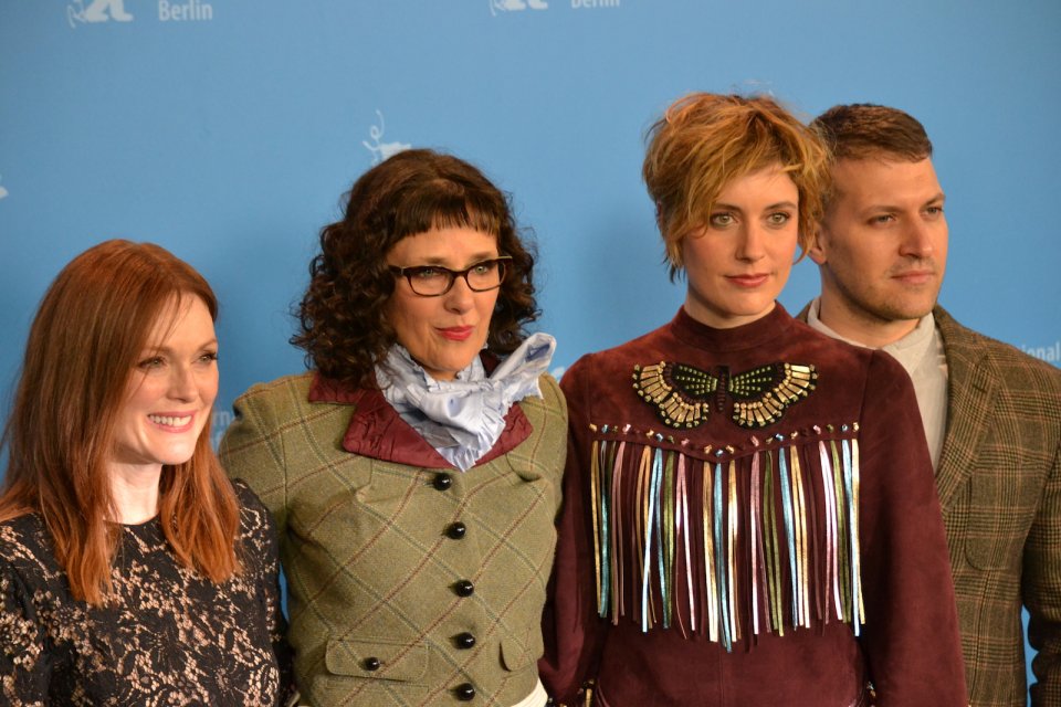 Berlino 2016: Rebecca Miller, Greta Gerwig, Julianne Moore e il produttore Damon Cardasis al photocall di Maggie's Plan