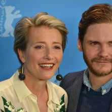 Berlino 2016: Emma Thompson e Daniel Brühl in uno scatto al photocall di Alone in Berlin