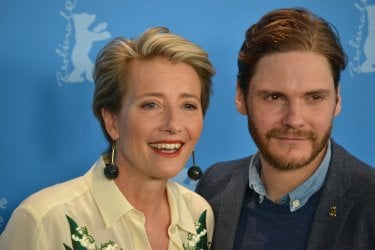 Berlino 2016: Emma Thompson e Daniel Brühl in uno scatto al photocall di Alone in Berlin