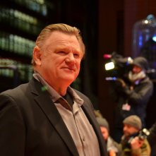 Berlino 2016: Brendan Gleeson davanti ai fotografi sul red carpet di Alone in Berlin