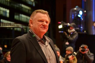 Berlino 2016: Brendan Gleeson davanti ai fotografi sul red carpet di Alone in Berlin