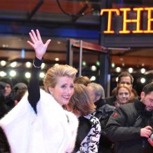 Berlino 2016: Emma Thompson saluta sul red carpet di Alone in Berlin