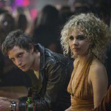 Vinyl: James Jagger e Juno Temple in una scena del pilot
