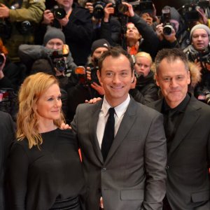 Berlino 2016: Michael Grandage, Jude Law, Laura Linney, Colin Firth sul red carpet di Genius
