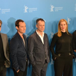 Berlino 2016: Jude Law, Colin Firth, Michael Grandage, Laura Linney e Guy Pearce al photocall di Genius