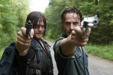 The Walking Dead: Norman Reedus e Andrew Lincoln in una foto della puntata The Next World