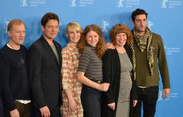 Berlino 2016: Thomas Vinterberg, Trine Dyrholm, Ulrich Thomsen, Anne Gry Henningsen, Martha Sofie Wallstrøm Hansen, Helene Reingaard Neumann al photocall di The Commune