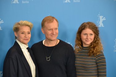 Berlino 2016: Trine Dyrholm, Martha Sofie Wallstrøm Hansen, Ulrich Thomsen al photocall di The Commune