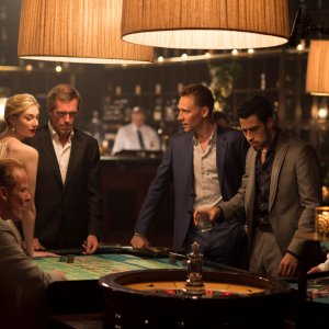 The Night Manager: Elizabeth Debicki, Hugh Laurie e Tom Hiddleston in una scena della serie