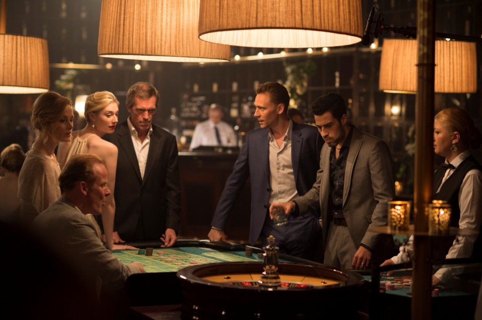 The Night Manager: Elizabeth Debicki, Hugh Laurie e Tom Hiddleston in una scena della serie