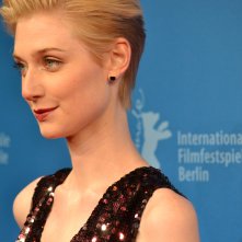 Berlino 2016: Elizabeth Debicki posa sul red carpet di The Night Manager