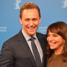 Berlino 2016: Tom Hiddleston e Susanne Bier in uno scatto sul red carpet di The Night Manager