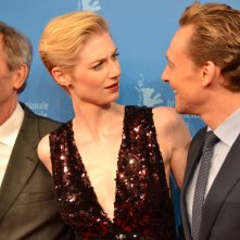 Berlino 2016: Elizabeth Debicki, Tom Hiddleston, Hugh Laurie sul red carpet di The Night Manager